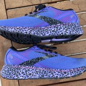 Women’s Brooks Ghost 14 Electric Cheetah Running Shoes. Size 8. Like new!!